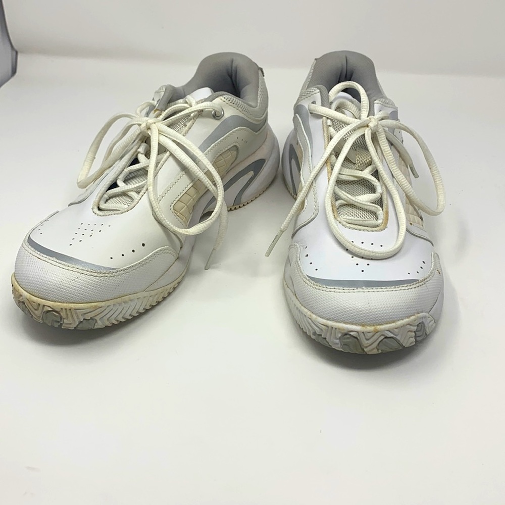 Wilson tennis shoes size 8